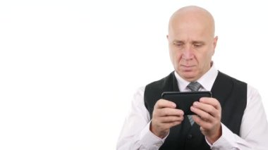 Kendine güvenen işadamı cep telefonunuza göndermek kullanın ve iş e-postaları almak