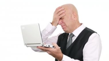Hayal kırıklığına işadamı kullanmak Laptop okunur yatak haber ve umutsuz el hareketi