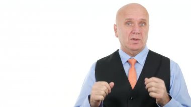 Bir pizza açıklayan ve konferansta mimik konuşan işadamı