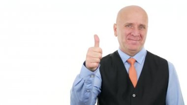 Başparmak yukarıya jest yapmak a mutlu işadamı iyi bir anlaşma kazanan tarafından