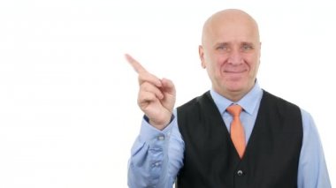 Hiçbir el işareti yapmak olumsuzlama parmak hareketi ile onaylamayan gülümseyen iş adamı