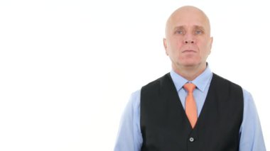 Ciddi Yöneticisi bir hoş geldiniz el hareketi ile sırdaşlık selam