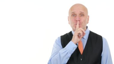 Sessiz olun ve sessizlik tutun yok demek yapmak gülümseyen iş adamı