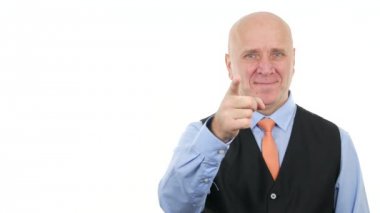 İşadamı gülümseme ve yapmak bir olmak dikkatli el hareketi işaret parmağı ile