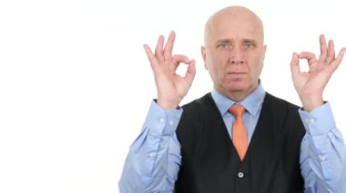 Ciddi iş adamı yapmak emin jestleri Çift Ok el işareti