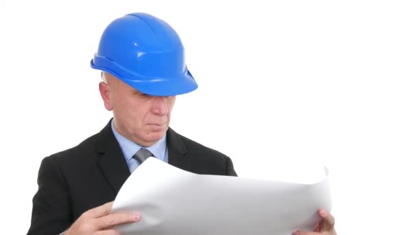 Gerente Empresa Construção Vestindo Terno Hardhat Examine Planos Técnicos — Vídeo de Stock