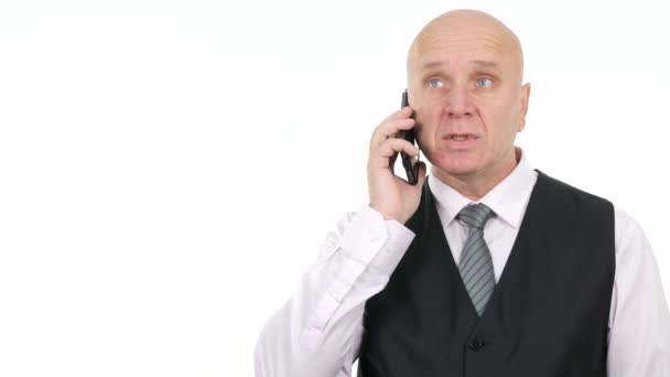 ビジネスマンの携帯電話話す人と主張する 携帯電話を使用して説明 — ストック動画