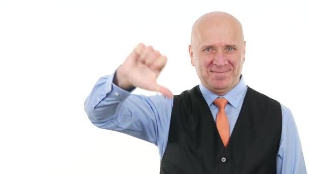 Üzletember Mosoly Hogy Figyelmeztetés Lefelé Mutató Ujj Gesztus Kéz — Stock videók