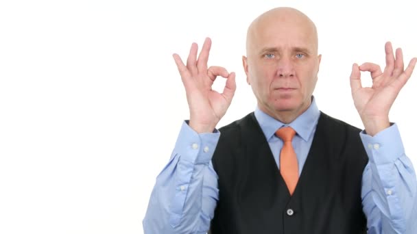 Poważny Biznesmen Make Pewność Gesty Pokój Ręka Znak — Wideo stockowe