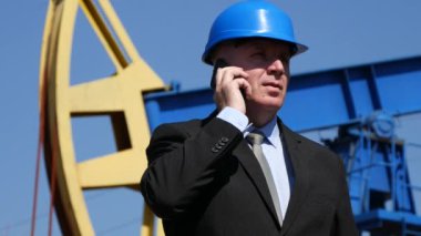 Petrol sanayi iş adamı Talk mobil petrol pompa arka planda çıkarma