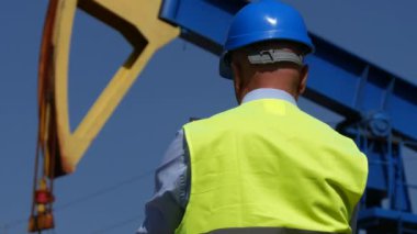 Mühendis arkadan görünüm iş petrol pompa açılan alan kullanım ajanda notları