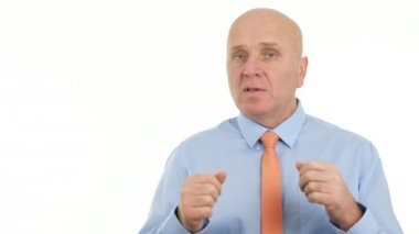 İş kişi Tv konuşuyor ve mali hakkında el hareketi tartışmada konuşma