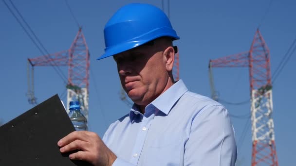 Žíznivý Technická Osoba Pracující Energetickém Průmyslu Inspekci Pít Vodu — Stock video