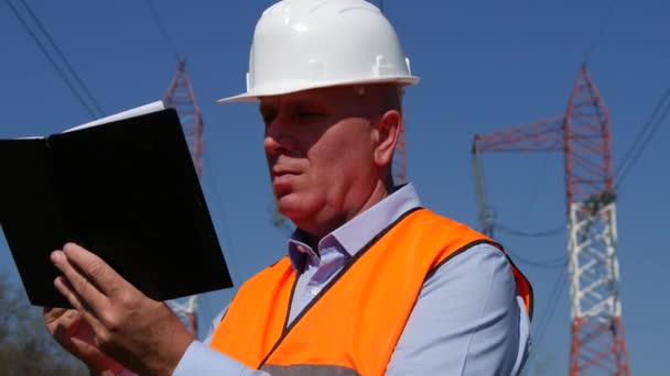 Energie Engineer Werken Gebruik Agenda Foto Nemen Met Cellphone — Stockvideo