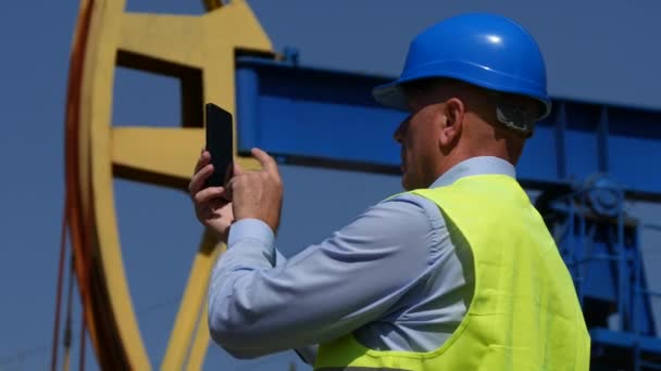 Inginerul Tehnic Pompei Ulei Utilizează Telefonul Mobil Pentru Trimite Primi — Videoclip de stoc
