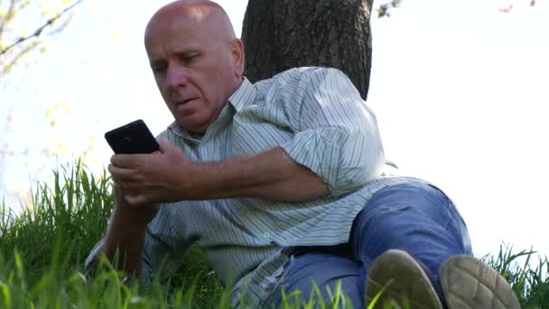 Person Talar Till Cellphone Bor Fastställa Park Vegetation — Stockvideo