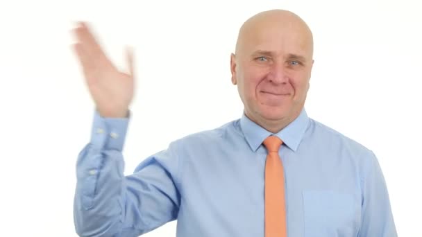 Uśmiechający Się Biznesmen Obraz Patrząc Reprezentacyjny Zrobić Hello Ręka Pozdrawiając — Wideo stockowe