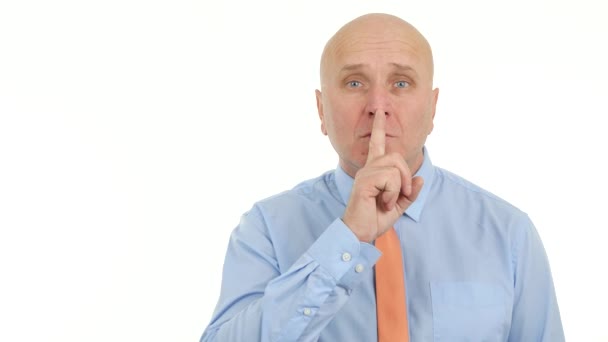 誰もが沈黙を示す時間使用手ジェスチャーを会議のビジネスマン — ストック動画