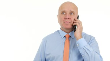 Mutlu hevesli işadamı kullanın cep telefonu konuşurken iyi Mali Haberler
