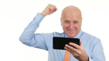 Tablet kullanarak iş adamları mutlu zafer el hareketi iyi bir anlaşma mesajı okumak