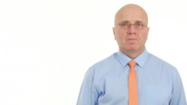 Düşünme ve bir fikir arama odaklı seyir gözlük takıyor işadamı