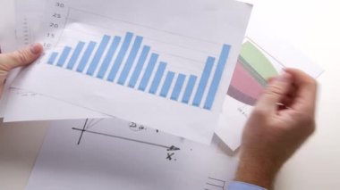 Diyagramları ve grafikleri analiz işadamı iş planları