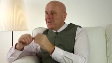 Gülümseyen ve konuşmak ve elinde bir iş toplantısı ile el hareketi işadamı