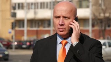 İyi haber yapmak kazanan jestleri hevesli işadamı mobil kullanarak duyar