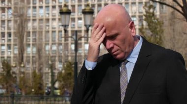 Nahoş baş ağrısı kişi kötü migren ile sokakta işadamı