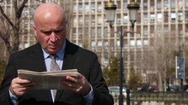 Gazete sinir Gesticulating içinde iş kişi kötü Finansal haber okuma
