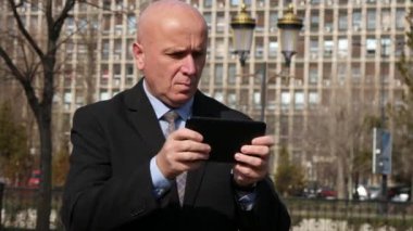 Sokakta tablet Internet bağlantısı mesaj e-posta kullanarak iş adamları