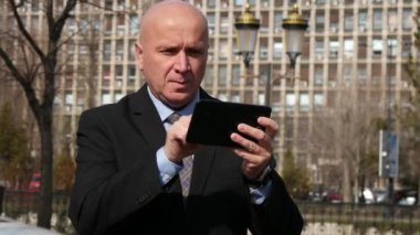 Umutsuz işadamı kullanım Tablet okuma kötü yeni para tahriş el hareketi kaybetmek