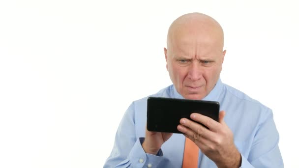 Wanhopige Zakenman Gebaren Ongelukkig Lezen Slecht Nieuws Touch Tablet — Stockvideo