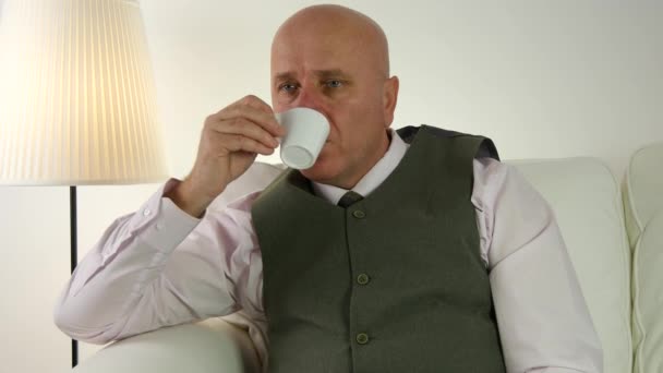 Persona Negocios Disfrutando Una Taza Café Alojándose Sofá Esperando Una — Vídeos de Stock