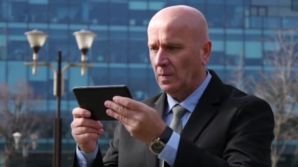 Obchodní Lidé Používají Dotykový Tablet Pro Hledání Zpráv Čtení Nových — Stock video