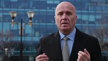 İşadamı Talk mimik ve pizza da finansal bir tartışmada açıklayan