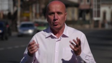 TV haber okuyucusu konuşma ve bir röportaj bilgileri açıklayan