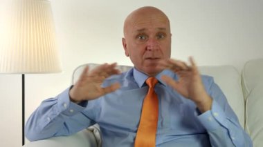 Konuşma ve el hareketi ile işadamı röportaj iş karşılaşma içinde eller.