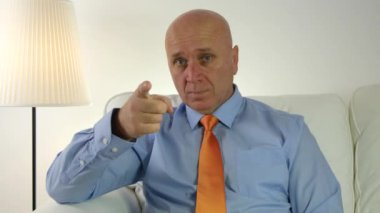 Parmak başparmak yukarıya el hareketleri ile işaret eden bir kişi gösterilen işadamı