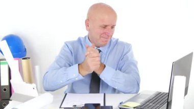 Mutlu bir yeni çalışma gün ofiste mutlu işadamı mühendis keyfi Başlat.