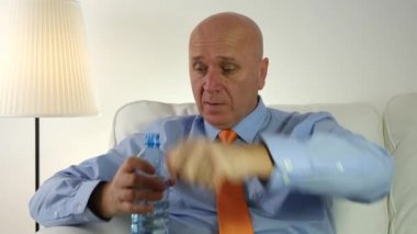 Susuz işadamı oturma ve taze ve soğuk şişe su içme