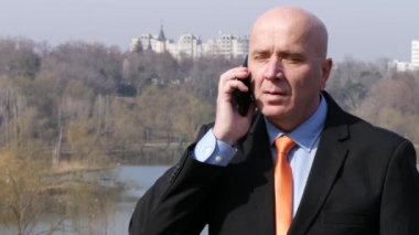 Mutlu hevesli işadamı kullanım cep telefonu el hareketi zafer el işareti.