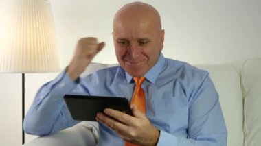 İşadamı Tablet ile çalışma işaret hevesli bulmak iyi Mali Haberler
