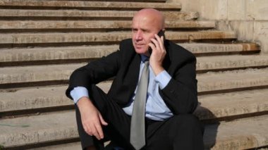 Cep telefonunuza konuşmak merdiven binasında oda ofis dışında rahat iş adamı.