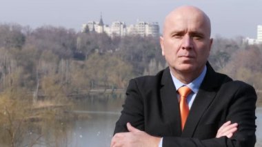 Ciddi işadamı kamera Şirket Yöneticisi sunu önünde duran.