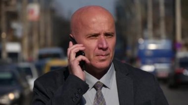 İşadamı cep telefonu ofis iş iş dışarı konuşuyor