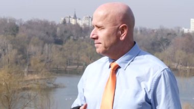 Doğa düşünürken rahat işadamı dış görünümü görüntü memnun.