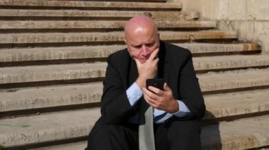 Kötü haber gergin mimik mobil e-posta işadamı alınan para kaybetmek.