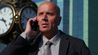 Şehir Finans Merkezi kullanarak cep telefonu arama iş ortağı işadamı