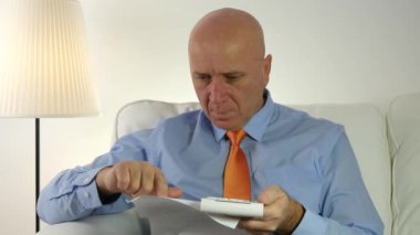 İşadamı yapma muhasebe iş finans hesap makinesi kullanarak hesaplama